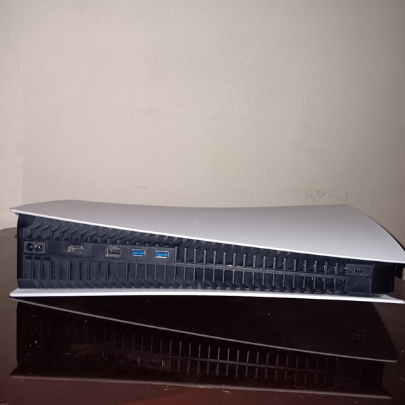 PS5 console - Picture 5 of 5